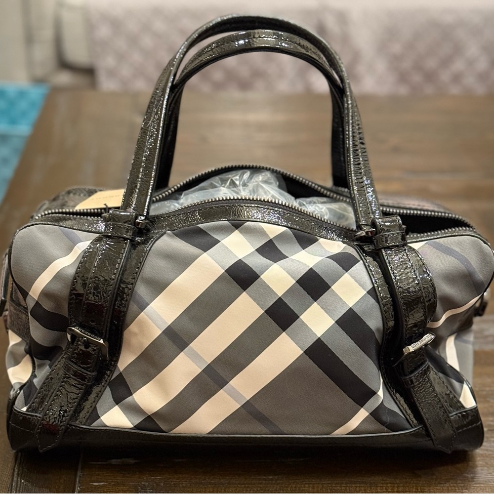 NWT AND DUST BAG Burberry Beat Check Weekend Bag
